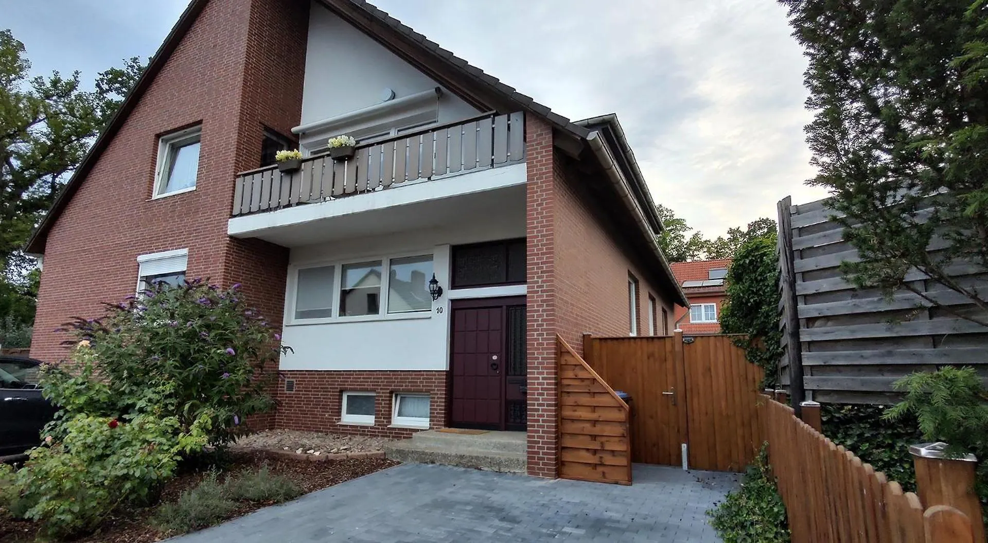 Grosse Und Schoene Ferienwohnung In Isernhagen Apartment