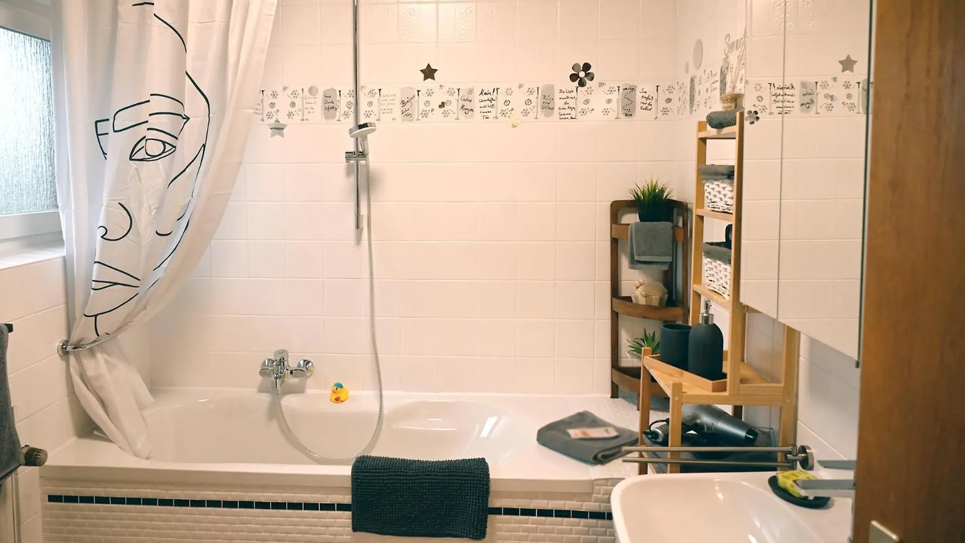 Grosse Und Schoene Ferienwohnung In Isernhagen Apartment